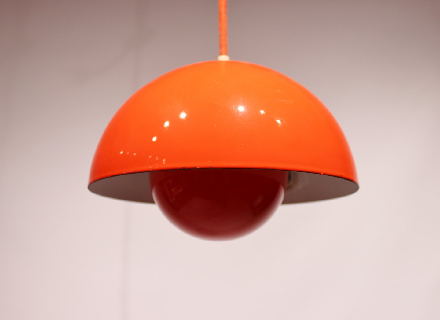 Et par Flowerpot, model VP1, i orange designet af Verner Panton i o - Osted Antik Design
