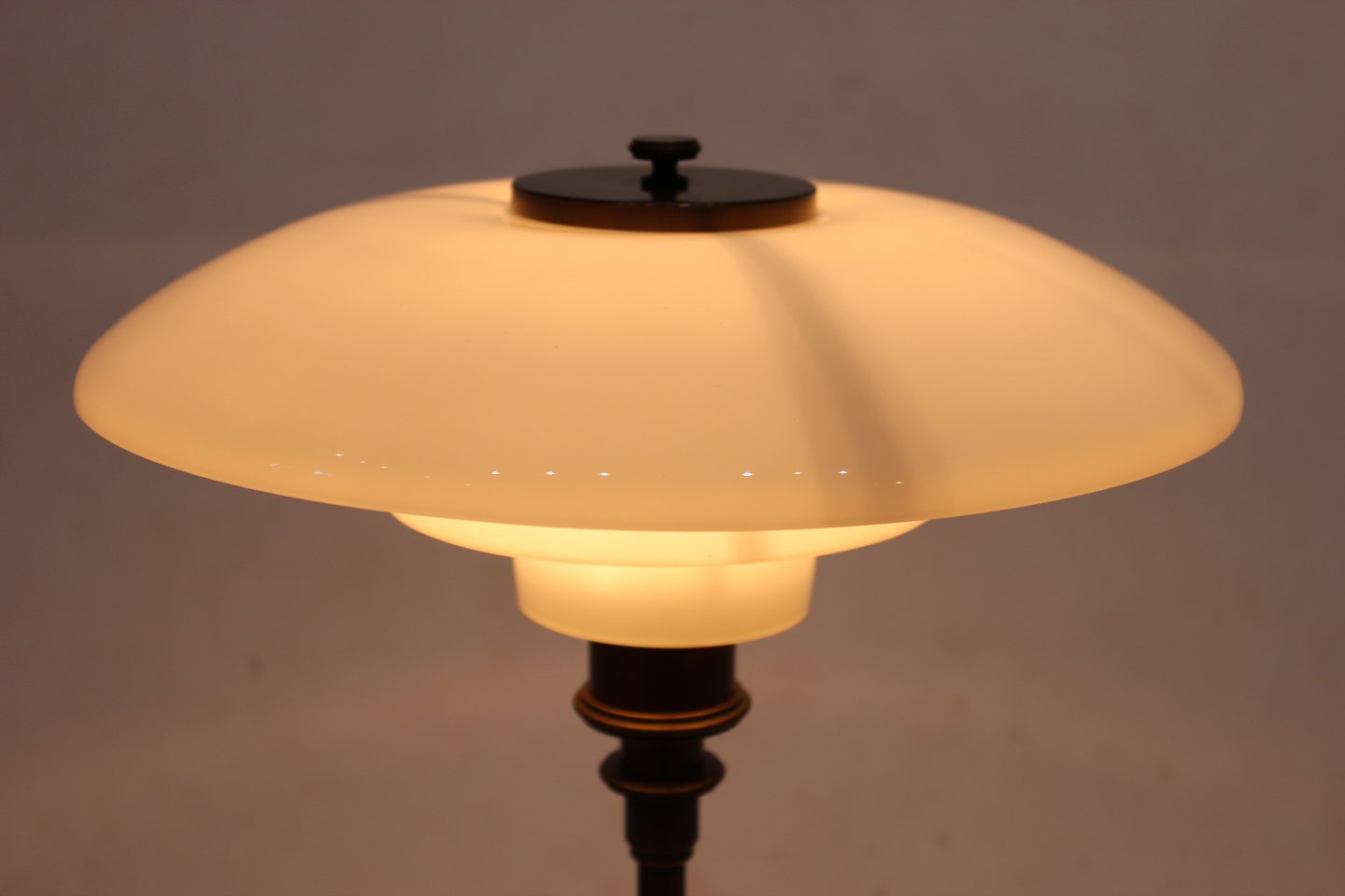 PH bordlampe, model Tremp, af hvid opal glas og stel af bruneret messing. * - Antik & Design