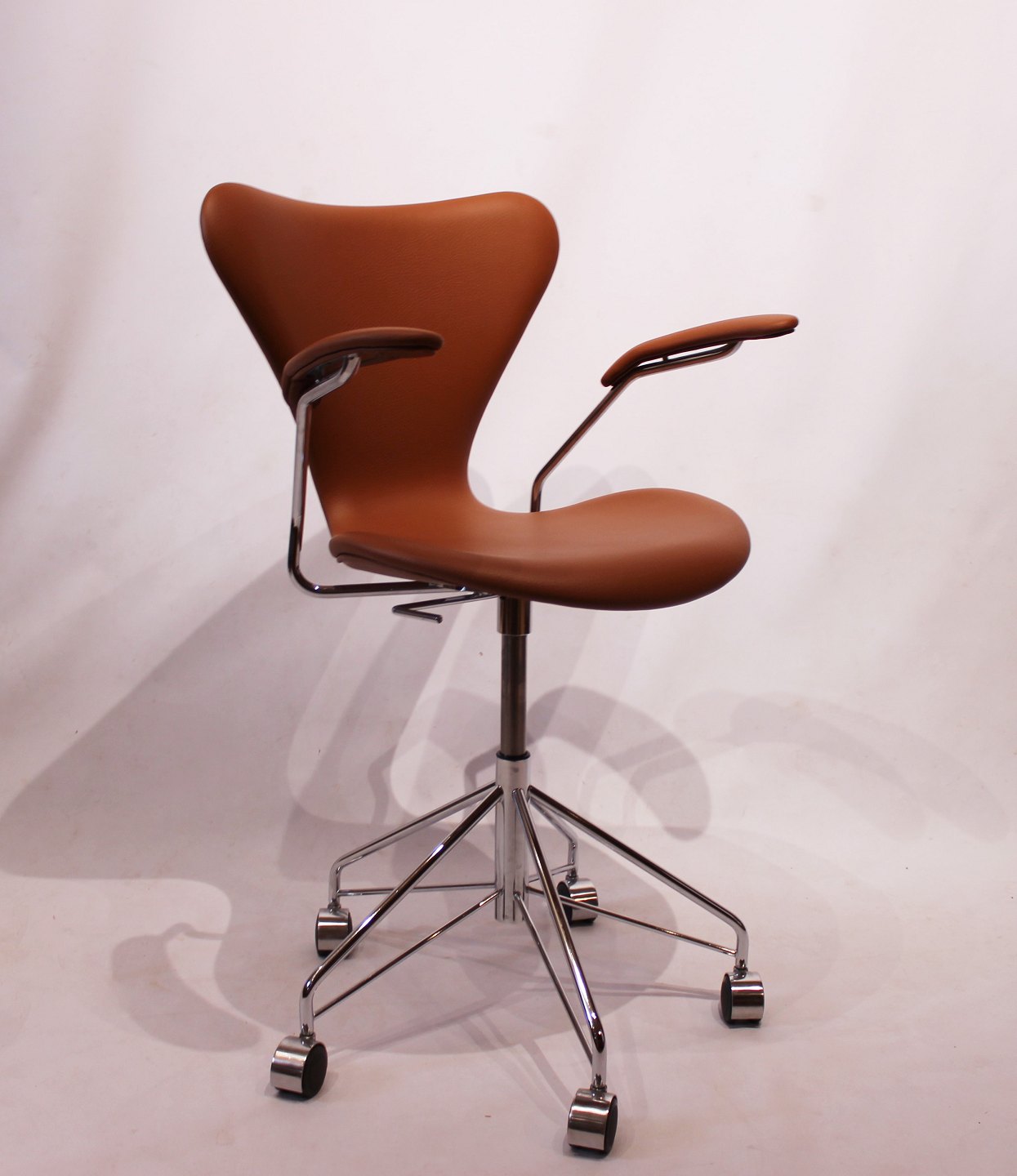 Ultimate tvetydigheden Anonym Syver kontorstol, model 3217 i cognac klassisk læder af Arne Jacobsen og  Fritz H - Osted Antik & Design