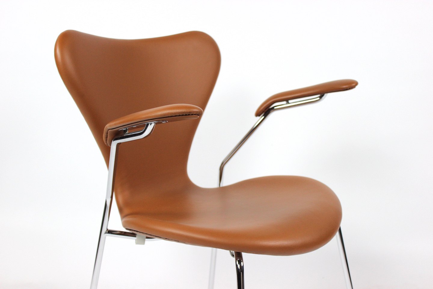 køber Detektiv Goodwill Et sæt af syver stole, model 3207, med armlæn i cognac farvet læder af Arne  Jaco - Osted Antik & Design