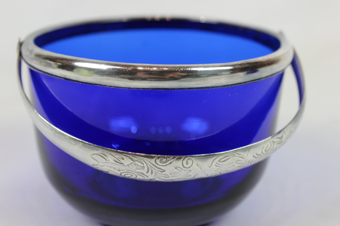 Alvorlig Definition Jeg accepterer det Sukkerskål dekoreret med sølvhank samt flødekande begge i mørkeblå glas af  Holme - Osted Antik & Design