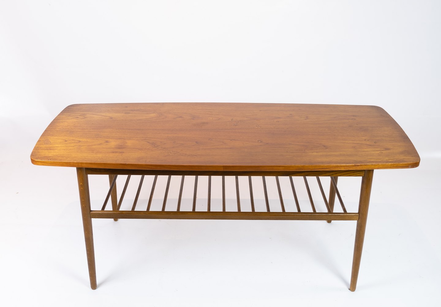 Sofabord i teak med hylde af dansk design 1960erne. * 5000m2 udstilling. - Antik & Design