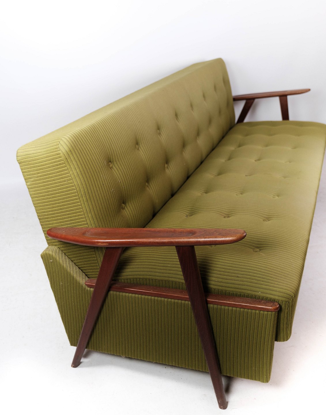 Sovesofa polstret med grønt uldstof og ben teak, af design 1950erne. - Osted Antik & Design