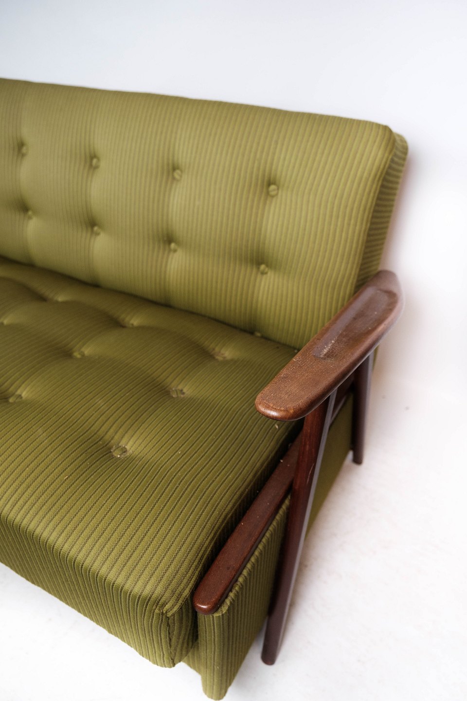 Sovesofa polstret med grønt uldstof og ben teak, af design 1950erne. - Osted Antik & Design