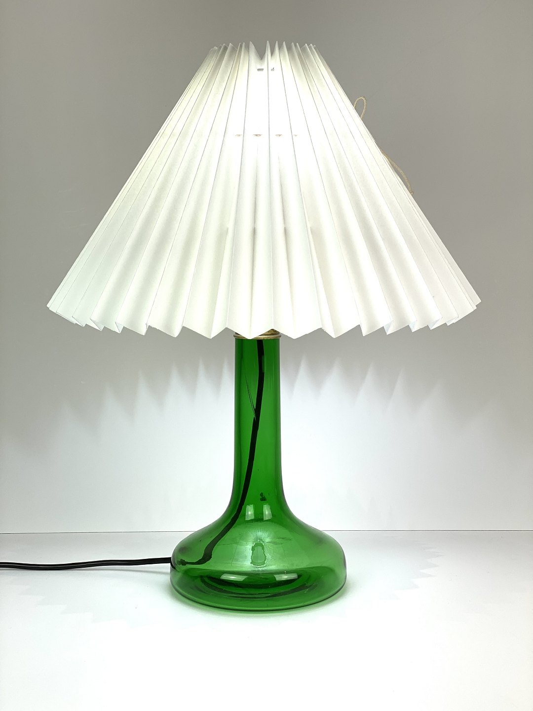 Bordlampe af grønt glas med papirskærm, af Holmegaard. * 5000m2 udstilling. * Fl - Osted & Design