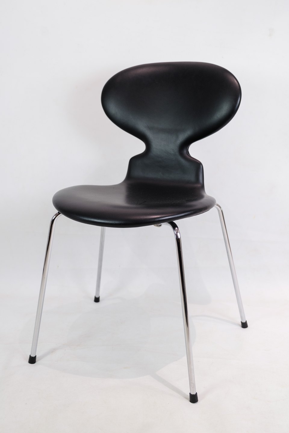 Sæt af to "Myren" stole, model Sort læder, Arne Jacobsen, Fritz Hansen. * - Osted Antik Design